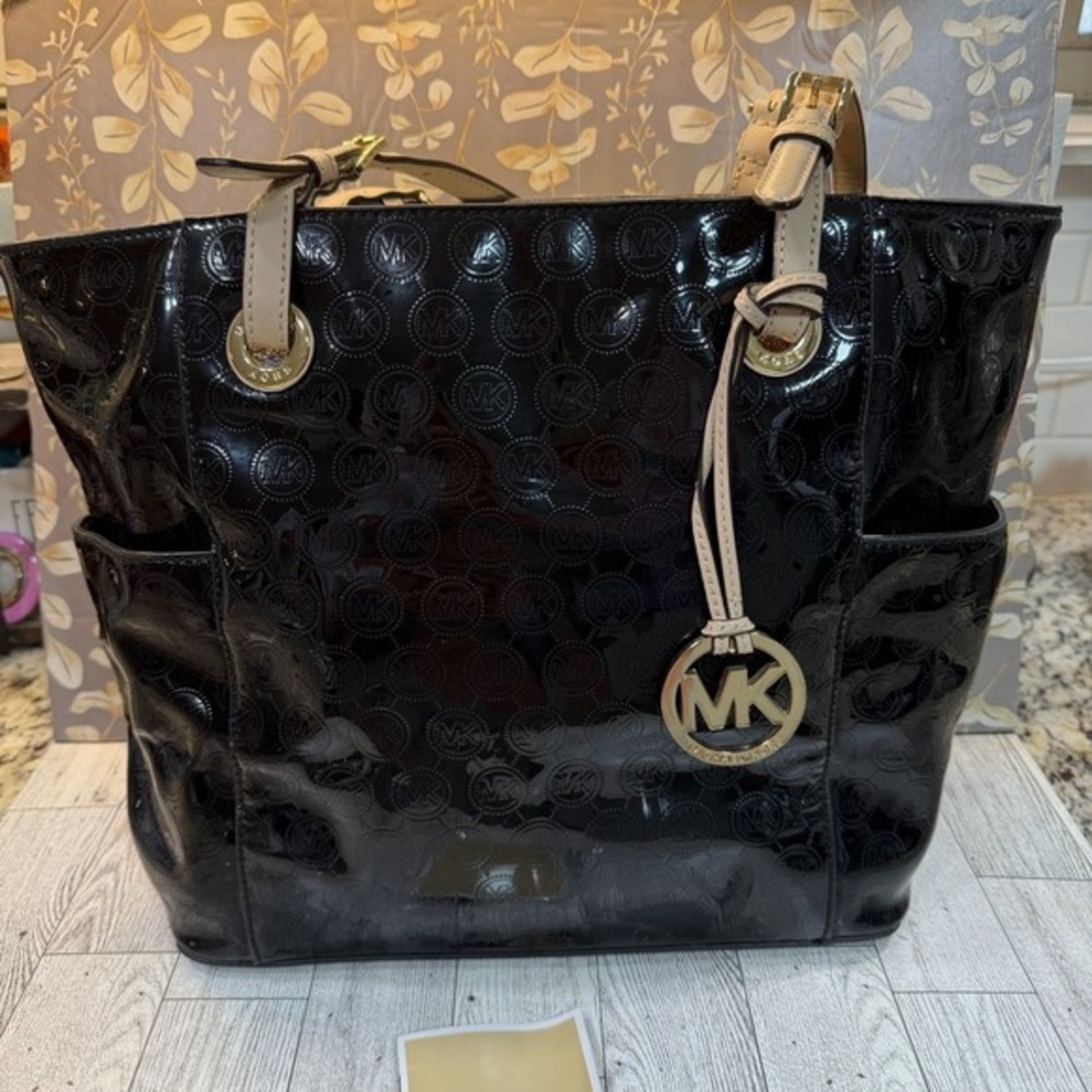 Michael kors Jet Set large Black‎ Patent leather handbag pre-owned  **READ**